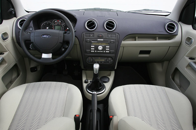 http://www.ma-location-voiture.fr/images/photos/interieur%202006%20fusion-caradisiac.jpg